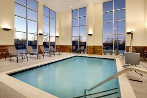 una piscina en el vestíbulo del hotel con sillas y mesas en Fairfield by Marriott Inn & Suites Franklin Cool Springs en Franklin