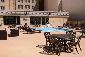 d'une terrasse avec des tables et des chaises à côté de la piscine. dans l'établissement Courtyard Fort Worth Downtown/Blackstone, à Fort Worth