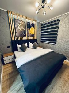 una camera con un grande letto di Yas 2 Apartment a Samarkand
