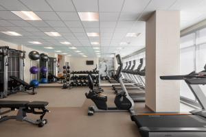 een fitnessruimte met loopbanden en cardio-apparatuur in een gebouw bij SpringHill Suites by Marriott Milwaukee West/Wauwatosa in Wauwatosa