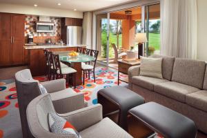 uma sala de estar com um sofá e uma mesa em Marriott's Shadow Ridge II - The Enclaves em Palm Desert