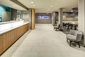 un hall d'un hôpital avec des chaises et une table dans l'établissement SpringHill Suites Port Saint Lucie, à Port Sainte-Lucie