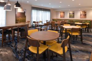 uma sala de jantar com mesas e cadeiras amarelas em Fairfield Inn Arlington Near Six Flags em Arlington