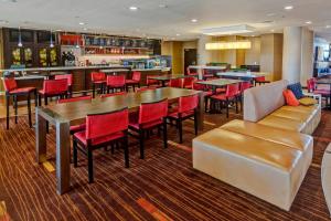 a restaurant with tables and chairs and a bar at Courtyard by Marriott Midland in Midland