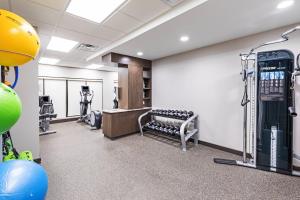 uma sala com um ginásio com equipamento de exercício em TownePlace Suites Dallas Plano/Richardson em Plano
