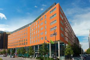 ベルリンにあるCourtyard by Marriott Berlin City Centerの市通りのオレンジ色の建物
