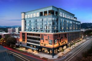 uma vista superior de um edifício numa rua da cidade em AC Hotel Asheville Downtown em Asheville