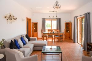 sala de estar con sofá y mesa en Casa Rina, en Lagoa