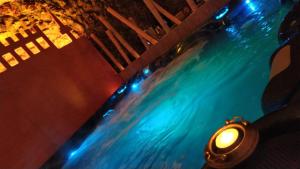 uma piscina de água à noite com uma luz na água em Casa Vacanze - Franco ed Enza em San Gregorio Magno