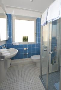 a bathroom with a toilet and a sink and a shower at Margaretheneck, sehr strandnah und zentral in Westerland (Sylt)