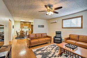 Χώρος καθιστικού στο Ranch Suite Condo Less Than 1 Mi to National Park