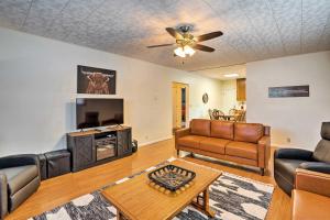 Μια τηλεόραση ή/και κέντρο ψυχαγωγίας στο Ranch Suite Condo Less Than 1 Mi to National Park