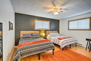 een slaapkamer met 2 bedden en een plafondventilator bij Ranch Suite Condo Less Than 1 Mi to National Park in Medora