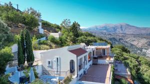 ein Haus auf einem Hügel mit Aussicht in der Unterkunft Villa Dio Petres in Kroústas