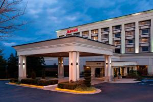 un hôtel avec un kiosque devant lui dans l'établissement Fairfax Marriott at Fair Oaks, à Fairfax