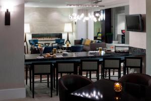 Μια τηλεόραση ή/και κέντρο ψυχαγωγίας στο Fairfax Marriott at Fair Oaks