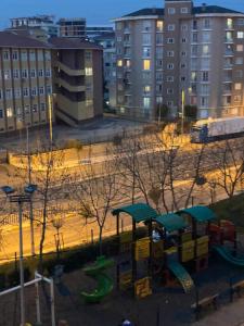 - une vue sur une aire de jeux dans une ville dans l'établissement İstanbul Otel Süit, à Istanbul