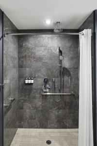 bagno con doccia e tenda doccia di AC Hotel by Marriott Bridgewater a Bridgewater