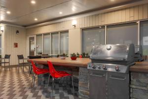 eine Küche mit einem Tisch und einem Grill auf der Theke in der Unterkunft TownePlace Suites by Marriott McAllen Edinburg in Edinburg