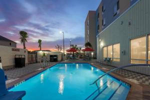 einem Pool vor einem Gebäude in der Unterkunft TownePlace Suites by Marriott McAllen Edinburg in Edinburg