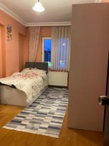 1 dormitorio con cama y ventana en İstanbul Otel Süit, en Estambul