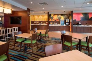 um restaurante com mesas e cadeiras e um bar em Fairfield Inn & Suites by Marriott Scottsbluff em Scottsbluff