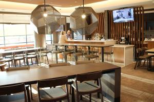 a restaurant with tables and chairs and a bar at Springhill Suites Baltimore White Marsh/Middle River in Middle River