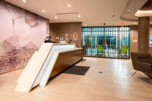um átrio de escritório com um balcão e uma parede em SpringHill Suites by Marriott Kenosha em Kenosha