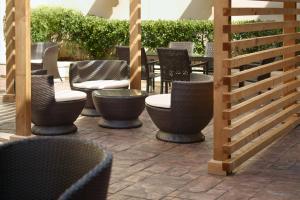 - un ensemble de chaises et de tables sur une terrasse dans l'établissement Atlanta Marriott Peachtree Corners, à Norcross