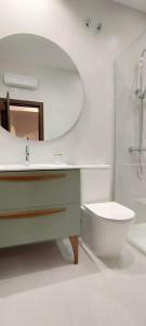 La salle de bains est pourvue d'un lavabo, de toilettes et d'un miroir. dans l'établissement LOS SUEÑOS DE BUENDÍA, à Buendía