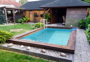 uma piscina no quintal de uma casa em Třebeč House em Borovany