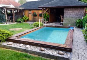 Bazén v ubytování Třebeč House nebo v jeho okolí