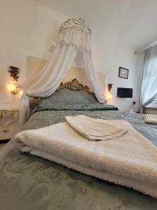 - une chambre avec un grand lit à baldaquin dans l'établissement Cà Isabella, à Venise