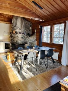 een eetkamer met een tafel en stoelen en een open haard bij Holiday Home Ruka Lammensyli in Ruka