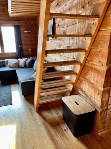 Cette chambre dispose de lits superposés et d'un canapé. dans l'établissement Holiday Home Ruka Lammensyli, à Ruka