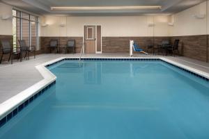 Fairfield Inn & Suites by Marriott Boise West في بويز: حمام سباحة بمياه زرقاء في غرفة في الفندق