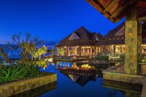 una vista exterior de un complejo por la noche en The Westin Turtle Bay Resort & Spa, Mauritius, en Balaclava