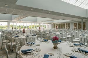 un salón de banquetes con mesas y sillas blancas en Fairfield Inn & Suites by Marriott Chicago Schaumburg, en Schaumburg