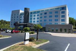 達拉姆的住宿－Delta Hotels by Marriott Raleigh-Durham at Research Triangle Park，大型建筑前的停车场