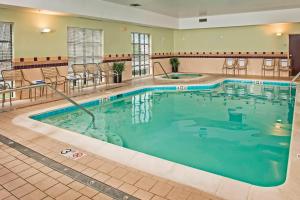 una gran piscina en una habitación de hotel en SpringHill Suites Prince Frederick, en Prince Frederick