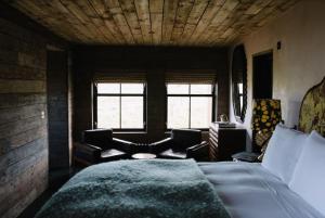 um quarto com uma cama grande e um sofá em The Artist's House at Jupiter Artland em Kirknewton
