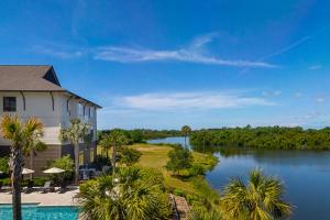 uma vista para uma casa e um rio em Andell Inn em Kiawah Island