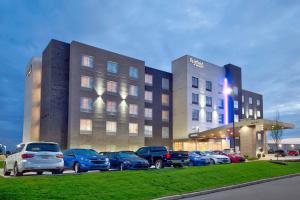 un edificio con coches estacionados en un estacionamiento en Fairfield by Marriott Inn & Suites Cincinnati North West Chester, en West Chester