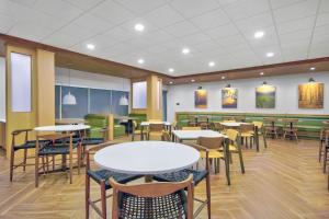 a dining room with tables and chairs at Fairfield by Marriott Inn & Suites Cincinnati North West Chester in West Chester