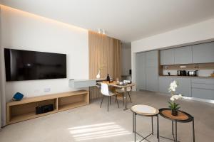 Televízia a/alebo spoločenská miestnosť v ubytovaní Giada Luxury Terrasini
