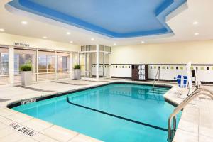 uma piscina no átrio do hotel com um tecto azul em Fairfield Inn and Suites by Marriott Plainville em Plainville