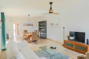 Una sala de estar con un sofá blanco y una mesa. en Villa Vento by Calima Villas, en Costa de Antigua