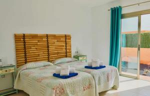 Un dormitorio con dos camas con toallas encima. en Villa Vento by Calima Villas, en Costa de Antigua 41 fotos más