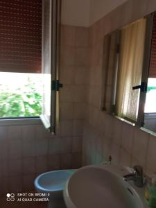 uma casa de banho com um lavatório e um espelho em Fiera Otto em Bolonha