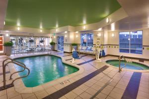 una gran piscina cubierta en una habitación de hotel en Fairfield Inn & Suites Richfield en Richfield